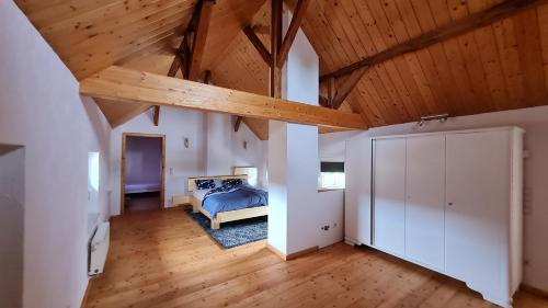 ein Schlafzimmer mit einem Bett und einer Holzdecke in der Unterkunft Eifelhof mit Obstbaumwiese in Nideggen