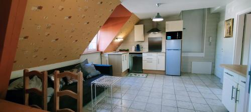 a kitchen with a climbing wall in a room at Le clos des vignes in Blienschwiller