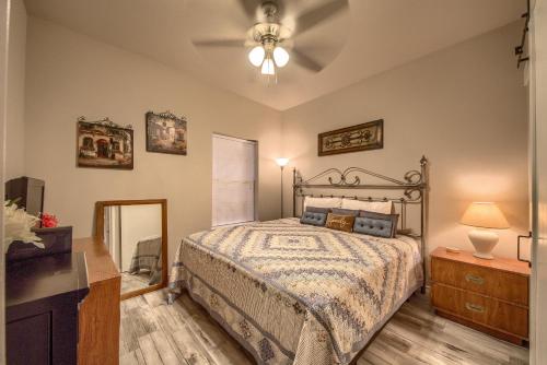 1 dormitorio con cama, tocador y espejo en Riverside Condo SS 4B en New Braunfels
