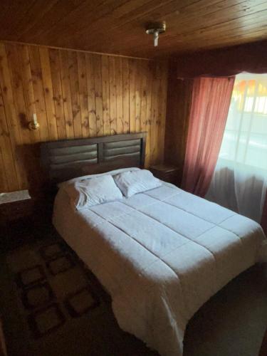 เตียงในห้องที่ Casa Centro Villarrica