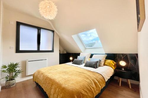 um quarto com uma cama e uma janela em LOVELY ! T2 de standing face à la rade em Larmor-Plage