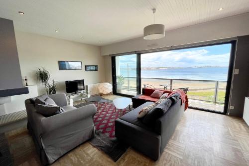 un salon avec vue sur l'océan dans l'établissement Luxury T3 standing 2 - Vue mer exceptionnelle 180, à Larmor-Plage