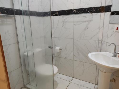 een badkamer met een douche en een wastafel bij Liv Hotel in Pôrto Ferreira