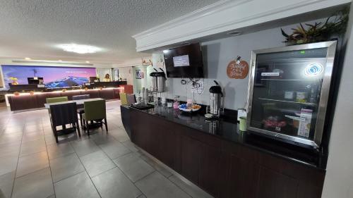 a bar in a restaurant with a dining room at Hotel Palm Bliss Corpus Christi South in Corpus Christi