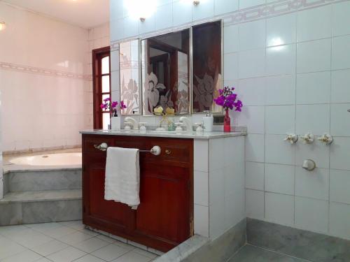 Bilik mandi di Tanino Guest House
