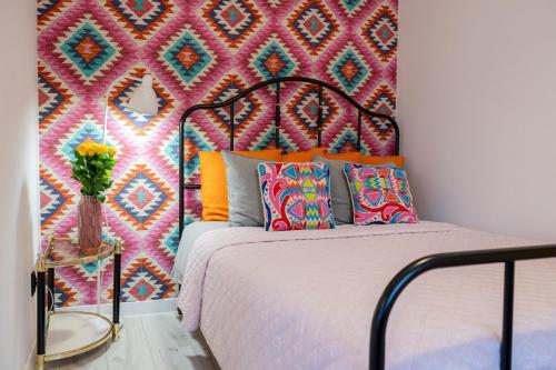 sypialnia z łóżkiem i kolorową ścianą w obiekcie Art Apartament Ustrzyki Dolne w mieście Ustrzyki Dolne