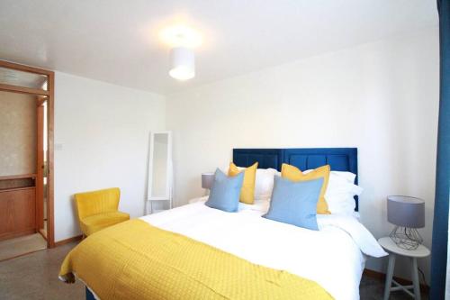 Llit o llits en una habitació de Cheerful Two-Bedroom Residential Home