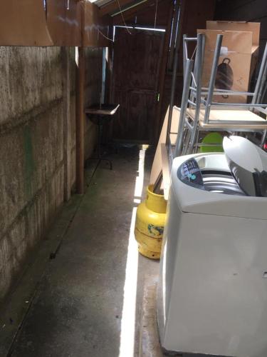a room with a washing machine and a yellow object at CASAS Y CABAÑAS CUMBRES DEL SOL in Castro