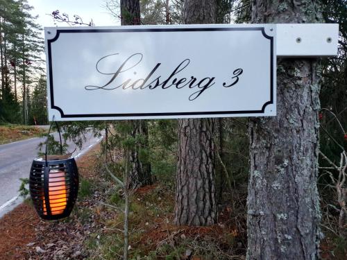 una señal para una biblioteca al lado de una carretera en Lidsbergs torp i Ölme en Kristinehamn