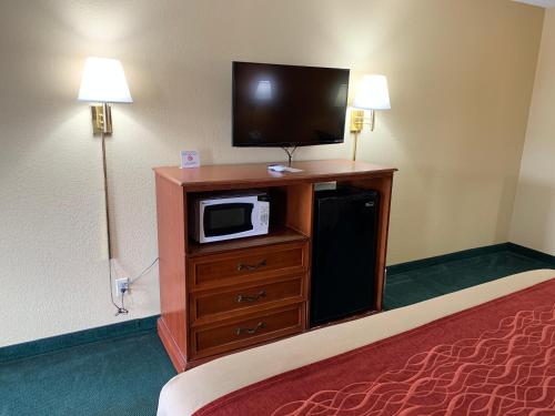 TV a/nebo společenská místnost v ubytování Coachman's Inn Motel