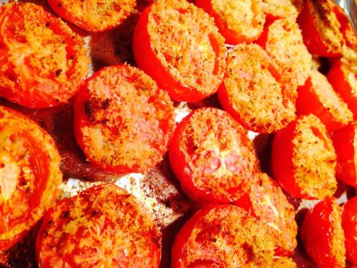 a pile of tomatoes on top of a table at Hostal ROM Familiar in Roses