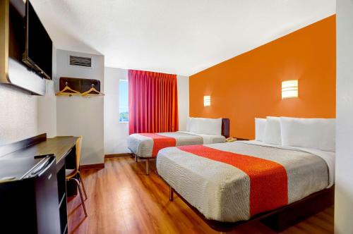 Postel nebo postele na pokoji v ubytování Motel 6-Benson, AZ
