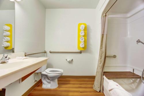 Motel 6-Benson, AZ tesisinde bir banyo