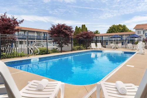 Days Inn by Wyndham Middletown/Newport Area tesisinde veya buraya yakın yüzme havuzu