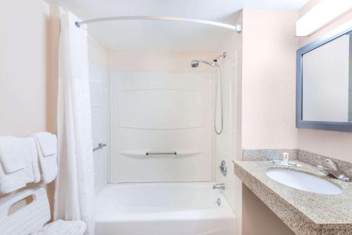 Bathroom sa Days Inn by Wyndham Middletown/Newport Area