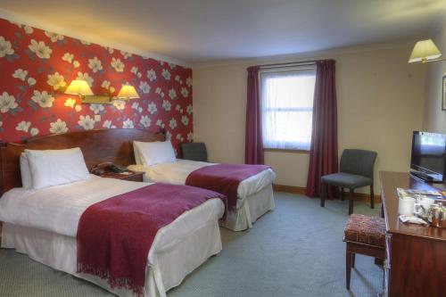 Postel nebo postele na pokoji v ubytování BEST WESTERN The Crianlarich Hotel
