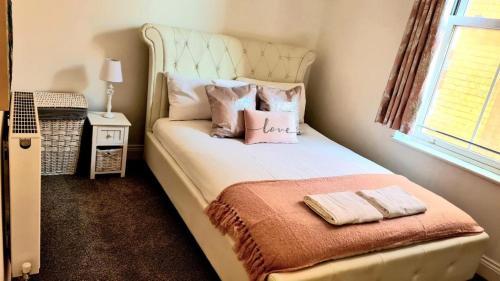 Un dormitorio con una cama con almohadas. en Highbridge Inn, en Highbridge
