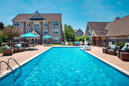 The swimming pool at or close to Sonesta ES Suites Allentown Bethlehem Airport