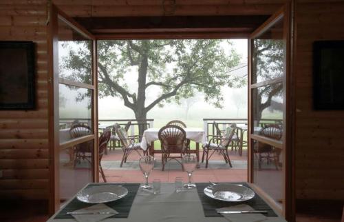 - une salle à manger avec une table et des verres à vin dans l'établissement Adriana Guesthouse, à Jezerce