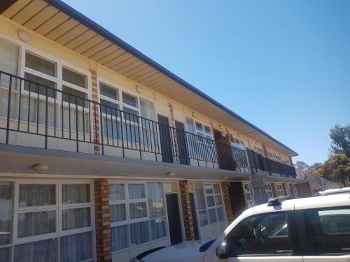 a building with a car parked in front of it at Whyalla Country Inn Motel in Whyalla