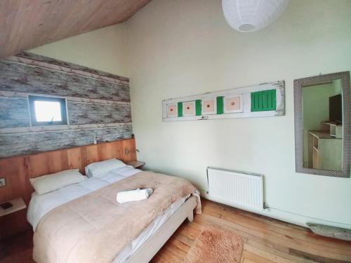 een slaapkamer met een bed en een spiegel aan de muur bij Hotel Nativo in Santiago