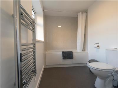 y baño blanco con aseo y ducha. en Lower Ashby Apartments en Scunthorpe