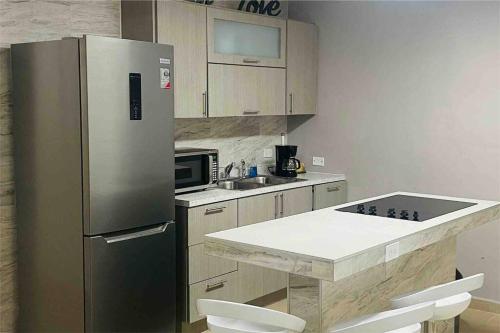 A kitchen or kitchenette at Hollywood Apartments