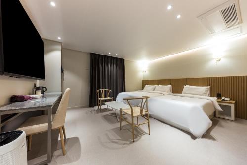 Säng eller sängar i ett rum på Hotel Lium