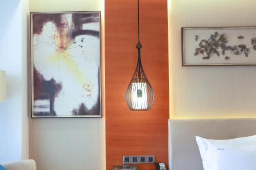 Ένα ή περισσότερα κρεβάτια σε δωμάτιο στο Holiday Inn Nanjing Xuanwu Lake by IHG
