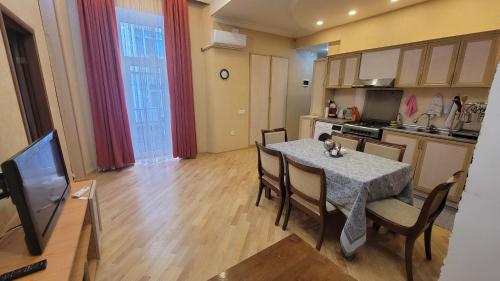 Кухня или мини-кухня в LV Apartments
