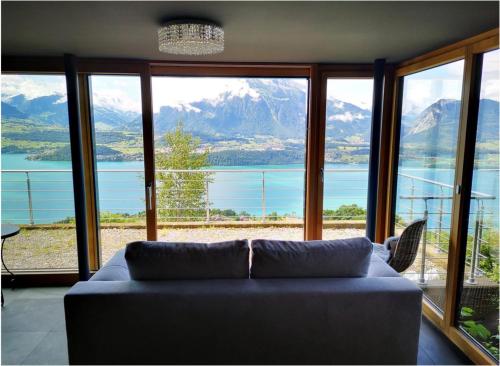 Coin salon dans l'établissement Chalet with view of the mountains and the Thun lake