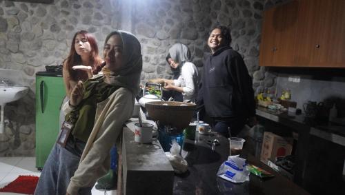 eine Gruppe von Menschen, die in einer Küche stehen in der Unterkunft JOGLO Greenhouse in Ngemplak