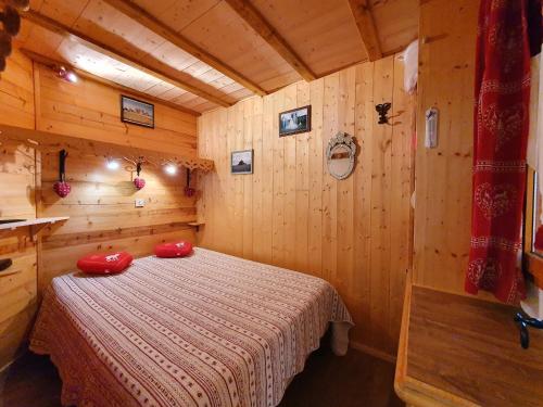 ラ・プラーニュにあるAppartement La Plagne, 2 pièces, 4 personnes - FR-1-353-24のベッドルーム1室(赤い枕のベッド1台付)