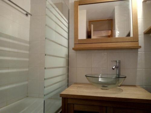 ein Badezimmer mit einem Glaswaschbecken und einer Badewanne in der Unterkunft Appartement Méribel, 1 pièce, 4 personnes - FR-1-355-178 in Méribel