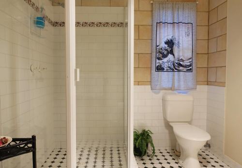 y baño con ducha y aseo. en Severn River Cottages, en Severnlea