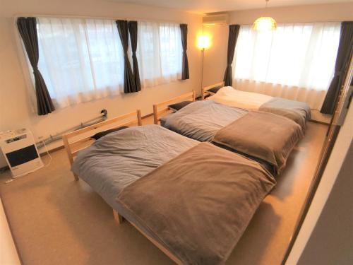 旭川市にあるSTAY3‐11の窓が2つある部屋にベッドが2つある