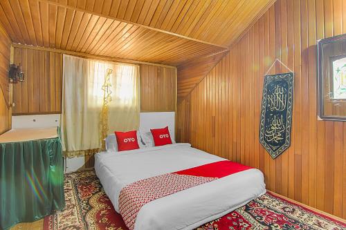 Ένα ή περισσότερα κρεβάτια σε δωμάτιο στο OYO 90526 New Bunga Sonsang Homestay Syariah