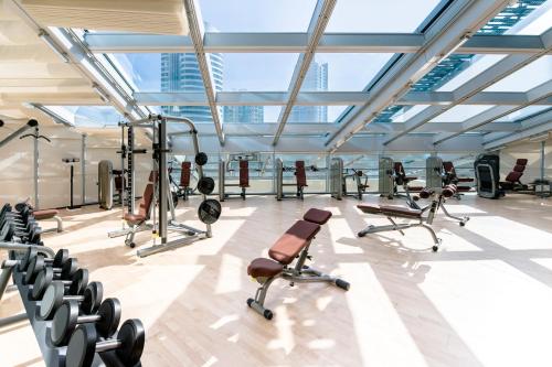 Fitness centrum a/nebo fitness zařízení v ubytování Aparthotel Adagio Fujairah