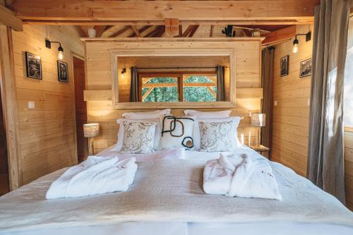 A bed or beds in a room at La Closerie De Sarlat