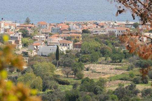 een stad op een heuvel naast het water bij Irini’s house in Chios