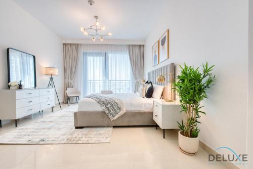 Radiant 3BR With Assistant Room at Harbour Views Tower 1 by Deluxe Holiday Homes