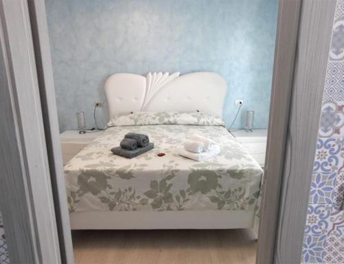 een klein bed met een knuffeldier erop bij Albamaris Guest House in Botricello