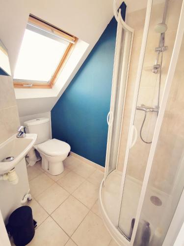 une salle de bain avec douche et toilettes dans l'établissement Le Clos Cornely-maison rénovée Carnac-14 couchages, à Carnac