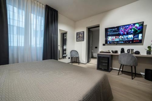 En TV eller et underholdningssystem på Corso 84 Luxury Suites