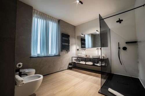 Ένα μπάνιο στο Corso 84 Luxury Suites