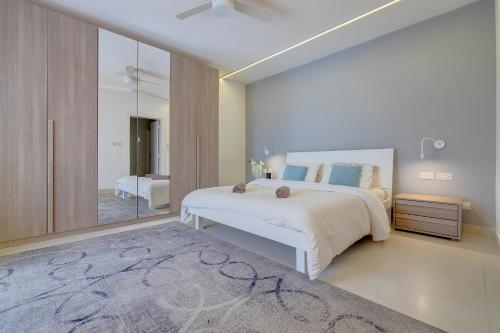- une chambre avec un grand lit et un miroir dans l'établissement Stunning Apartment in a Central Location with Views, à Taʼ Xbiex