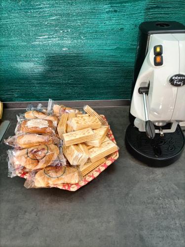 un vassoio di pane e pasticcini accanto a un tostapane di Luxury B&B Iolanda a Catania