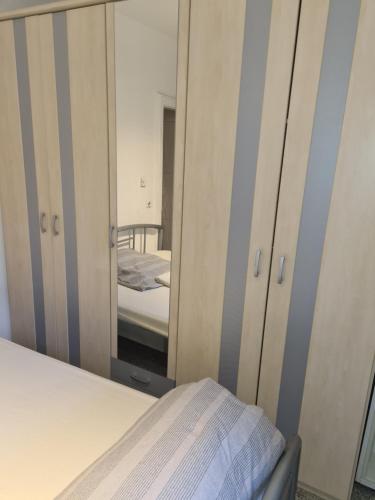 a bedroom with a mirror and a bed in it at Privater Eingang mit Fußbodenheizung und Swimmingpoolblick - Ruhe und Erholung garantiert in Troisdorf