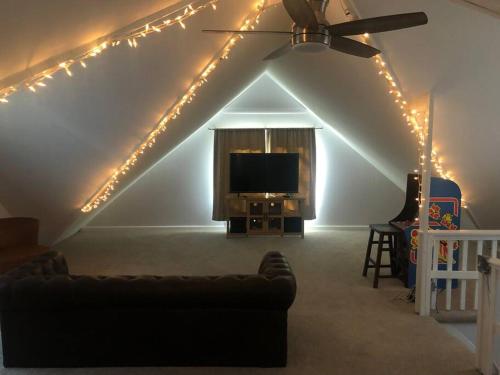 uma sala de estar com um tecto com luzes de Natal em Lovely old family home em Rochester