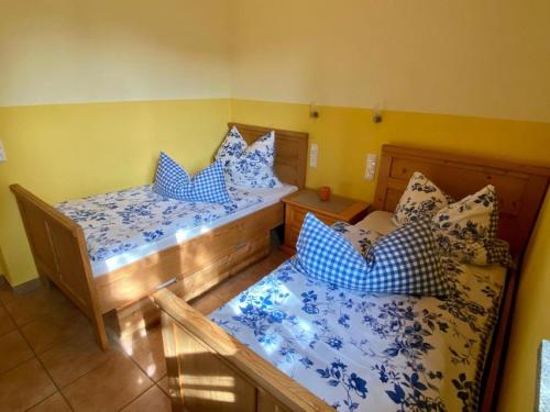 1 dormitorio con 2 camas con sábanas azules y blancas en Haus Fernblick, en Waldkirchen